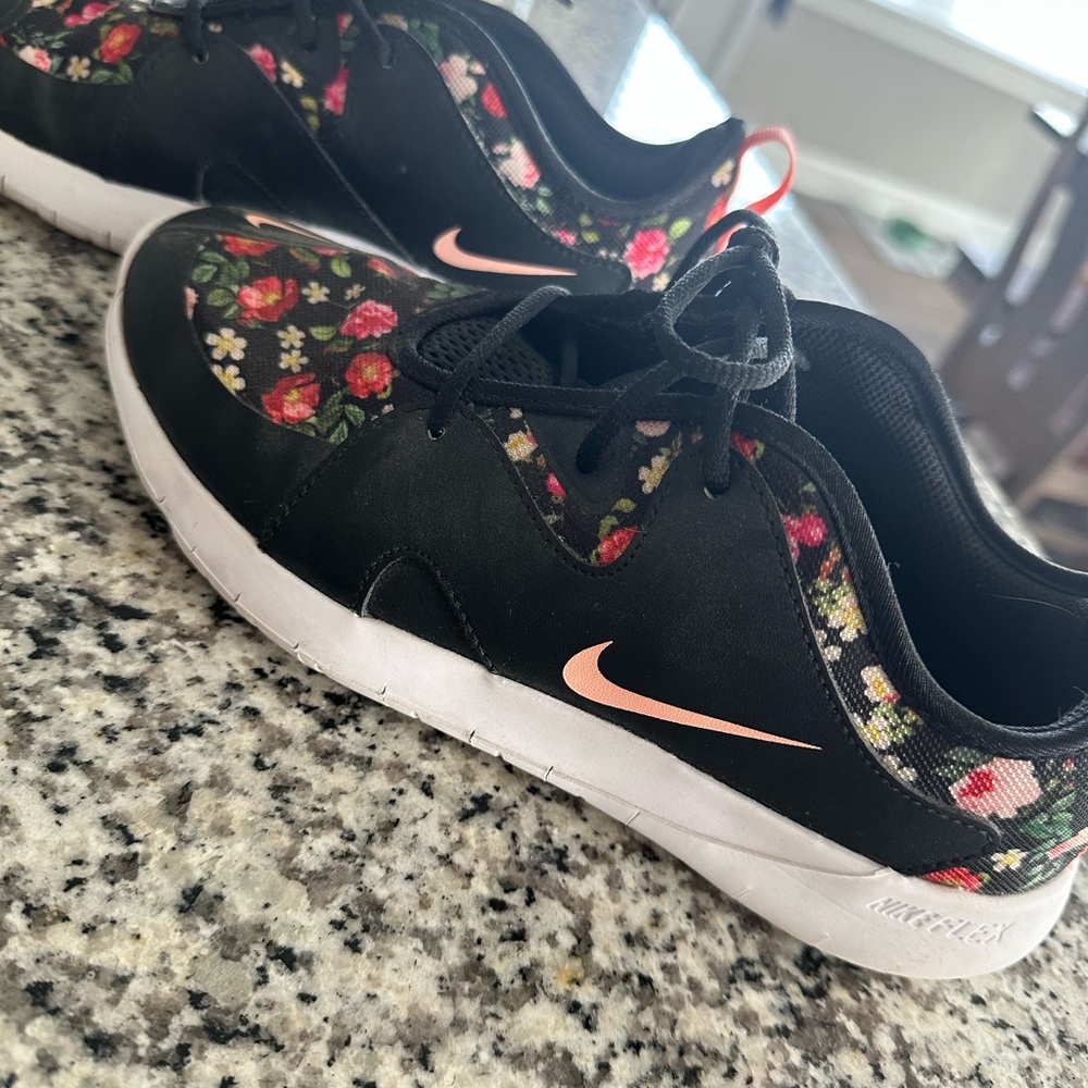 Nike Flex Black and Pink Flex Sneakers